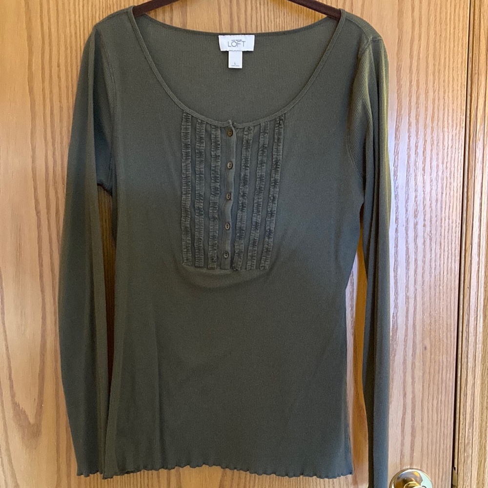 Dark green long sleeve scoop neck Ann Taylor Loft top with lettuce hem size L.